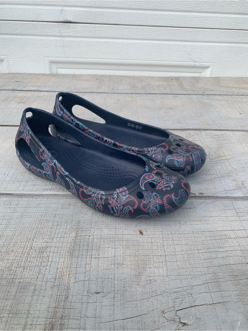 Crocs Women's Kadee Florals Flats Paisley Floral Navy Size 9 Casual Comfy Summer - Picture 6 of 9